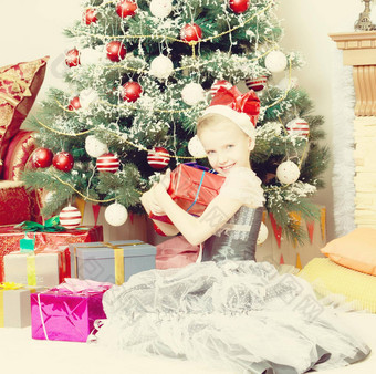 女孩坐着<strong>圣诞</strong>节树<strong>大礼</strong>物