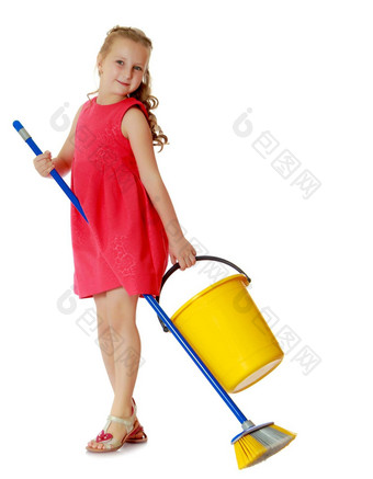 女孩桶刷清洗房子