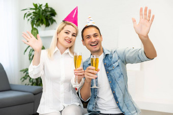 年轻的夫妇朋友聚会，派对帽子有趣的虚拟庆祝活动视频调用