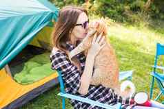 人旅游自然概念女人太阳镜持有猫坐着帐篷