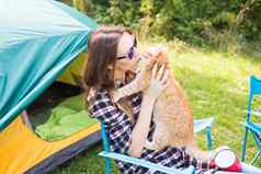 人夏天旅游自然概念年轻的女人猫帐篷