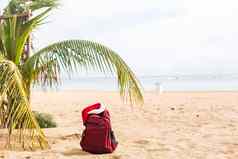 圣诞老人老人他背包站沙子海滩圣诞节一年庆祝活动