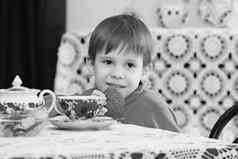 男孩喝茶表格