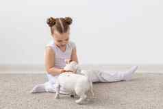 童年宠物狗概念小狗孩子女孩白色衬衫有趣的