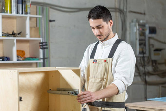 家具工厂小型公司人概念年轻的工人作品工厂生产家具