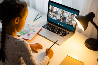 亚洲女孩学生视频会议电子学习老师同学们电脑生活房间首页在家教育距离学习在线教育互联网