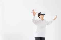 积极的漂亮的中年女人白色毛衣看电影眼镜虚拟现实概念未来主义技术