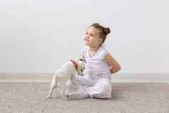 童年宠物狗概念小狗孩子女孩白色衬衫有趣的