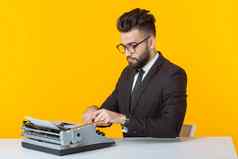 阿拉伯商人经理正式的西装打字文本打字机黄色的背景概念业务办公室工作