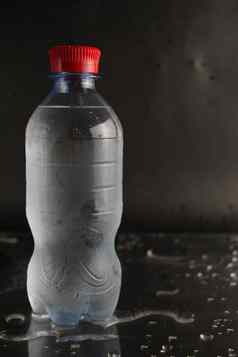 冷水瓶黑色的背景瓶水站黑色的背景很酷的夏天饮料