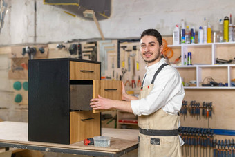 家具工厂小型公司人概念年轻的男人。工作家具生产