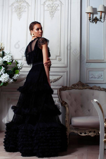 年轻的漂亮的夫人黑色的花边时尚风格衣服摆姿势丰富的室内皇家酒店房间奢侈品生活方式人概念