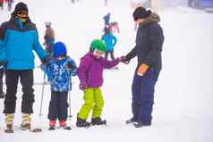 游客享受玩滑雪滑雪板滑雪度假胜地假期