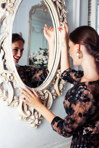 年轻的漂亮的夫人黑色的花边时尚风格衣服摆姿势丰富的室内皇家酒店房间镜子奢侈品生活方式人概念