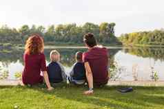 为人父母自然人概念家庭儿子坐着湖