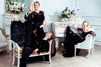 树年轻的漂亮的夫人黑色的花边时尚风格衣服摆姿势丰富的室内皇家酒店房间奢侈品生活方式人概念