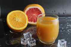 汁橙色阿比科斯黄色的玻璃谎言一半橙色葡萄柚冰黑色的背景让人耳目一新饮料夏天
