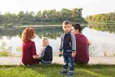 为人父母自然人概念家庭儿子坐着湖