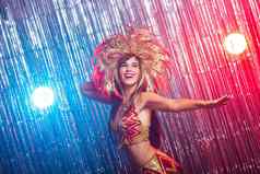歌舞表演舞者假期概念可爱的年轻的女孩明亮的色彩斑斓的狂欢节服装黑暗背景
