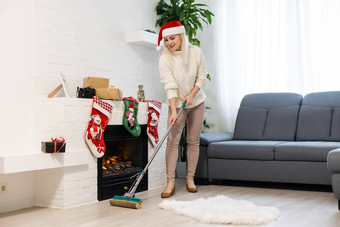女人清洁房子有趣的女孩圣诞老人助手他圣诞节时间做家务概念