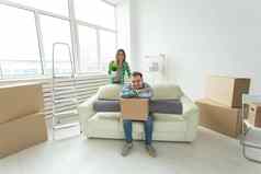 搬迁真正的房地产移动概念年轻的快乐的夫妇移动首页
