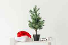 庆祝活动冬天假期广告概念小圣诞节树圣诞老人他白色背景