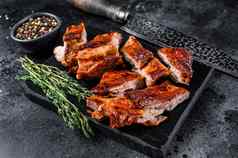 切片烤小牛肉短备用肋骨肉屠夫刀黑色的背景前视图