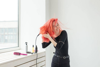 理发师美沙龙人概念年轻的女人头发设计师头发干燥机白色背景