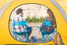 人夏天旅游自然概念年轻的夫妇休息野营帐篷