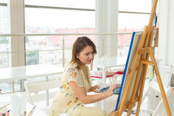 <strong>艺术学校</strong>创造力休闲概念学生女孩年轻的女人<strong>艺术</strong>家画架调色板油漆刷绘画图片工作室