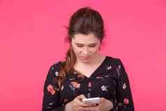 沟通技术概念肖像女人发送文本消息电话粉红色的背景