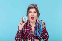 饮食重量损失垃圾食物美女女人选择甜点测量磁带蓝色的背景