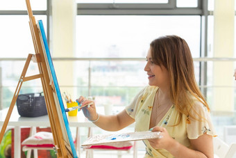 艺术学校创造力休闲概念学生女孩年轻的女人艺术家画架调<strong>色板</strong>油漆刷绘画<strong>图片</strong>工作室