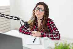 广播音乐人概念女人长发绺眼镜工作广播