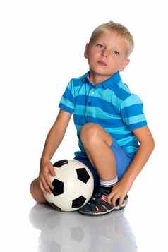 男孩玩足球球