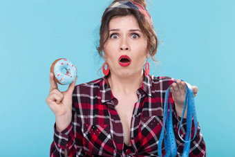 饮食重量损失垃圾食物年轻的<strong>女</strong>人选择甜甜圈测量类型