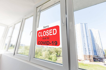 业务中心关闭由于科维德标志通过窗口商店餐厅办公室公共的地方暂时关闭冠状病毒流感大流行经济打击电晕病毒