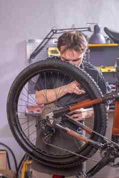 服务修复自行车人概念机械师修复山自行车车间