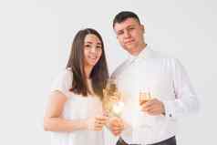 一年假期日期情人节一天概念爱的夫妇持有罗马焰火筒光眼镜香槟白色背景