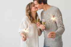一年假期日期情人节一天概念爱的夫妇持有罗马焰火筒光眼镜香槟白色背景特写镜头