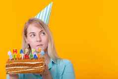 疯狂的快乐的年轻的女人纸祝贺的他持有蛋糕快乐生日站黄色的背景复制空间禧年祝贺你概念