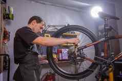 服务修复自行车人概念机械师修复山自行车车间