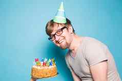 疯狂的有趣的积极的的家伙赶时髦的人快乐生日蛋糕站蓝色的背景概念笑话假期