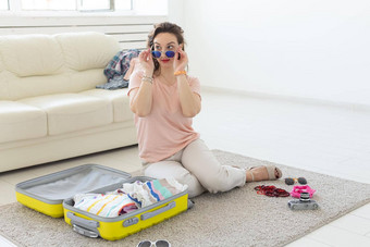 假期旅行旅行概念年轻的女人收集手提箱首页卧室很多的事情假期黄色的手提箱