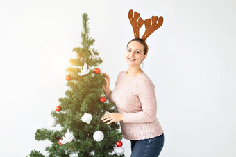 假期庆祝活动概念快乐浅黑肤色的女人女人有趣的鹿他装修圣诞节树首页生活房间