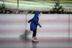 女孩学习滑冰溜冰场