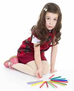 孩子女孩画色彩鲜艳的铅笔