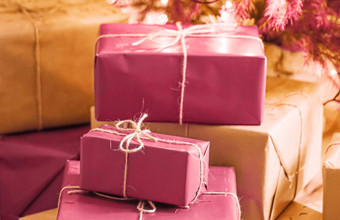 圣诞节假期交付可持续发展的礼物概念粉红色的礼物盒子包装<strong>环保</strong>包装回收纸装饰圣诞节<strong>树</strong>