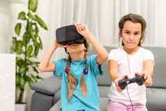 女孩眼镜虚拟现实耳机概念现代技术