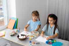 女孩刷绘画表格教育水彩画创造力概念